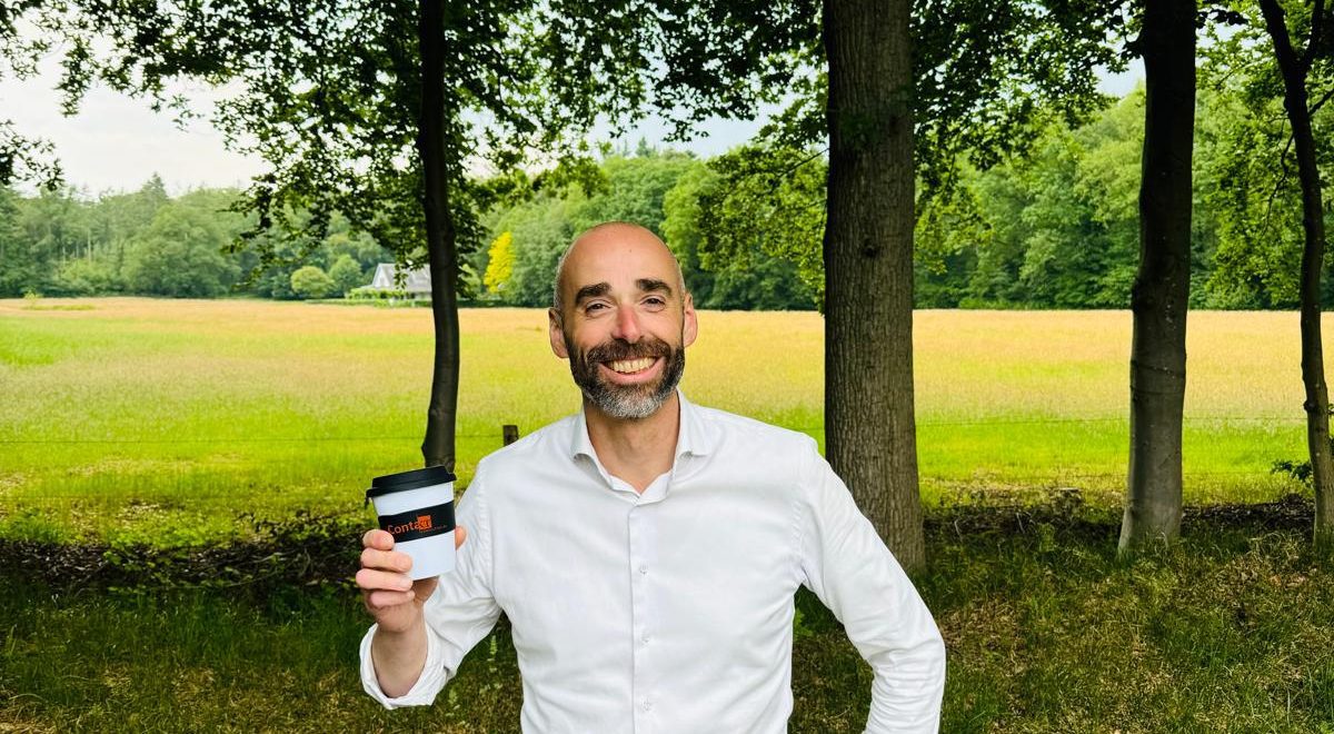 Nathan met een coffee to go beker van Contakt in de natuur